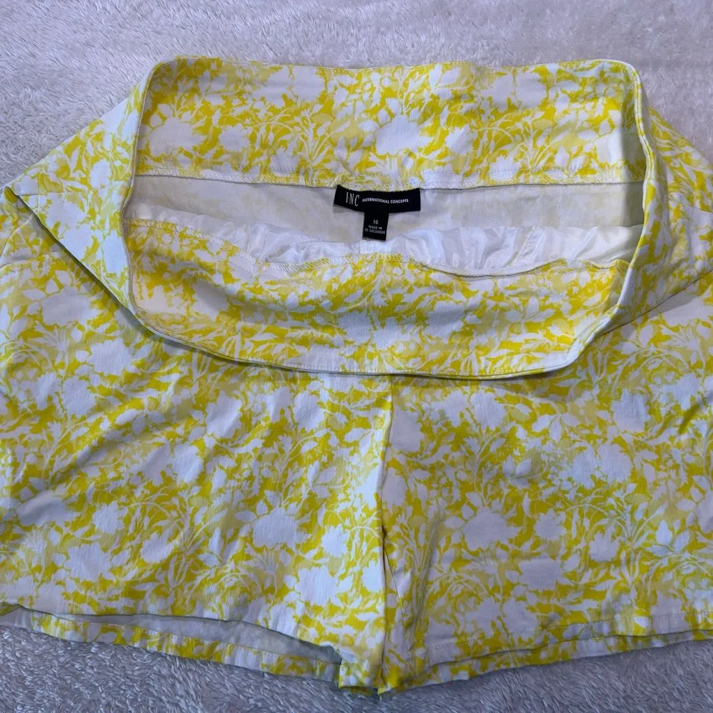 Floral Yellow and White Shorts Size 16 - Image 2