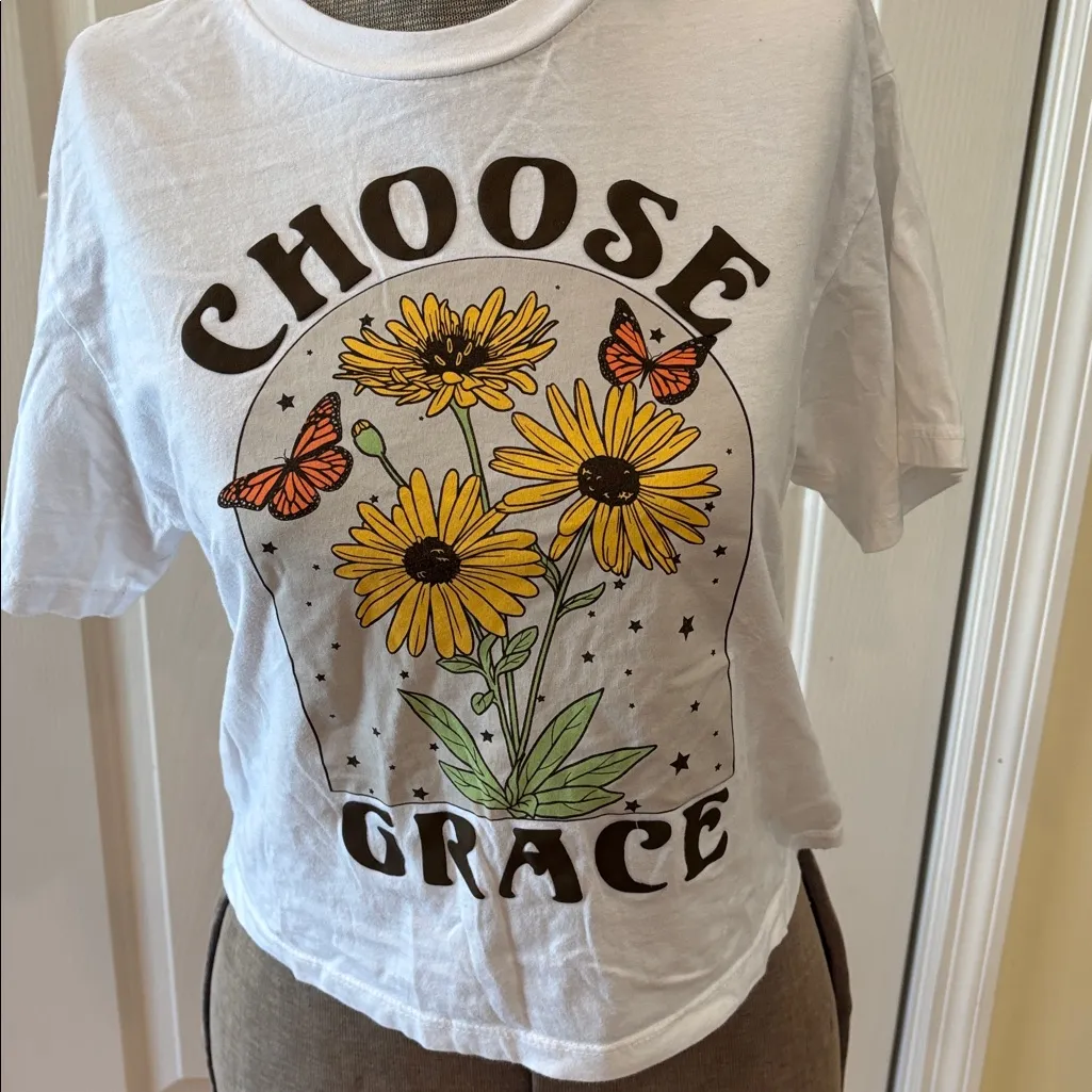 Organic Collection White Graphic Floral Design cropped T shirt - Image 3