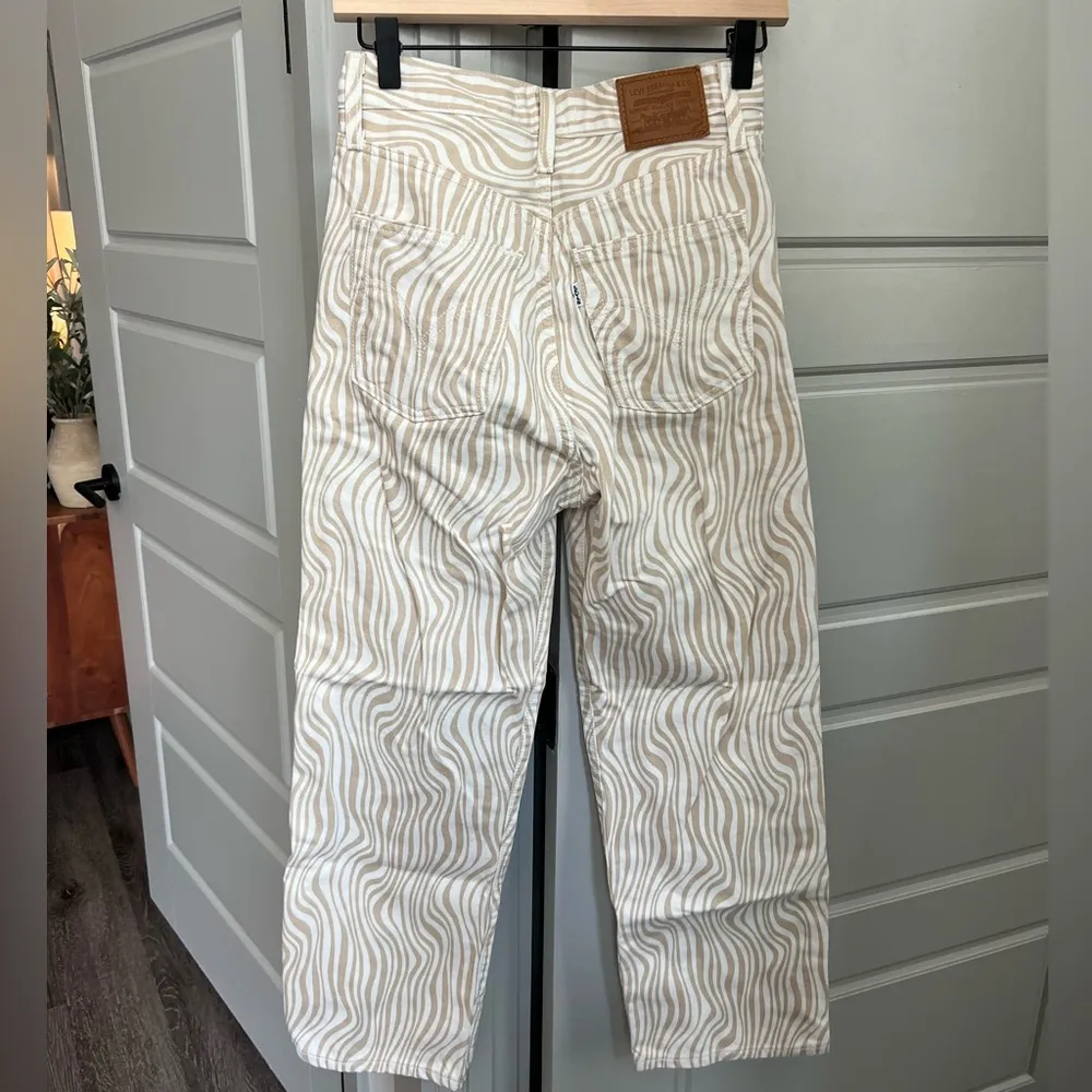 Levi’s Ribcage Straight Ankle Jeans in Optic Wavy Heat - Image 5