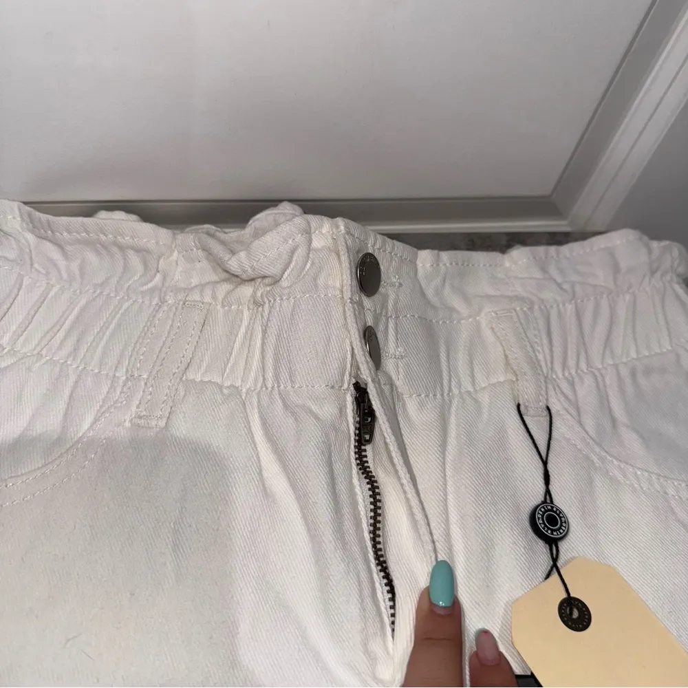 Super High Rise White Shorts Size Medium - Image 4