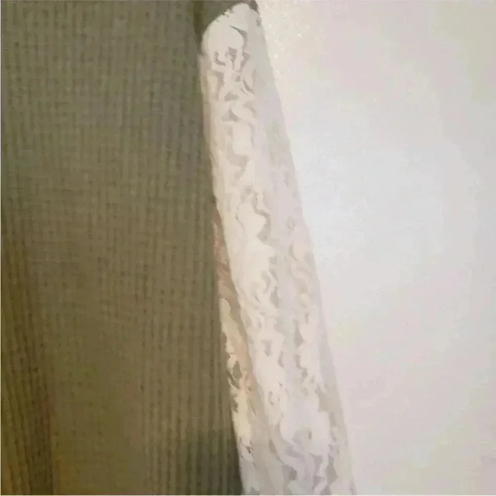 NWT!Olive Green long sleeve lace top Size Small - Image 3