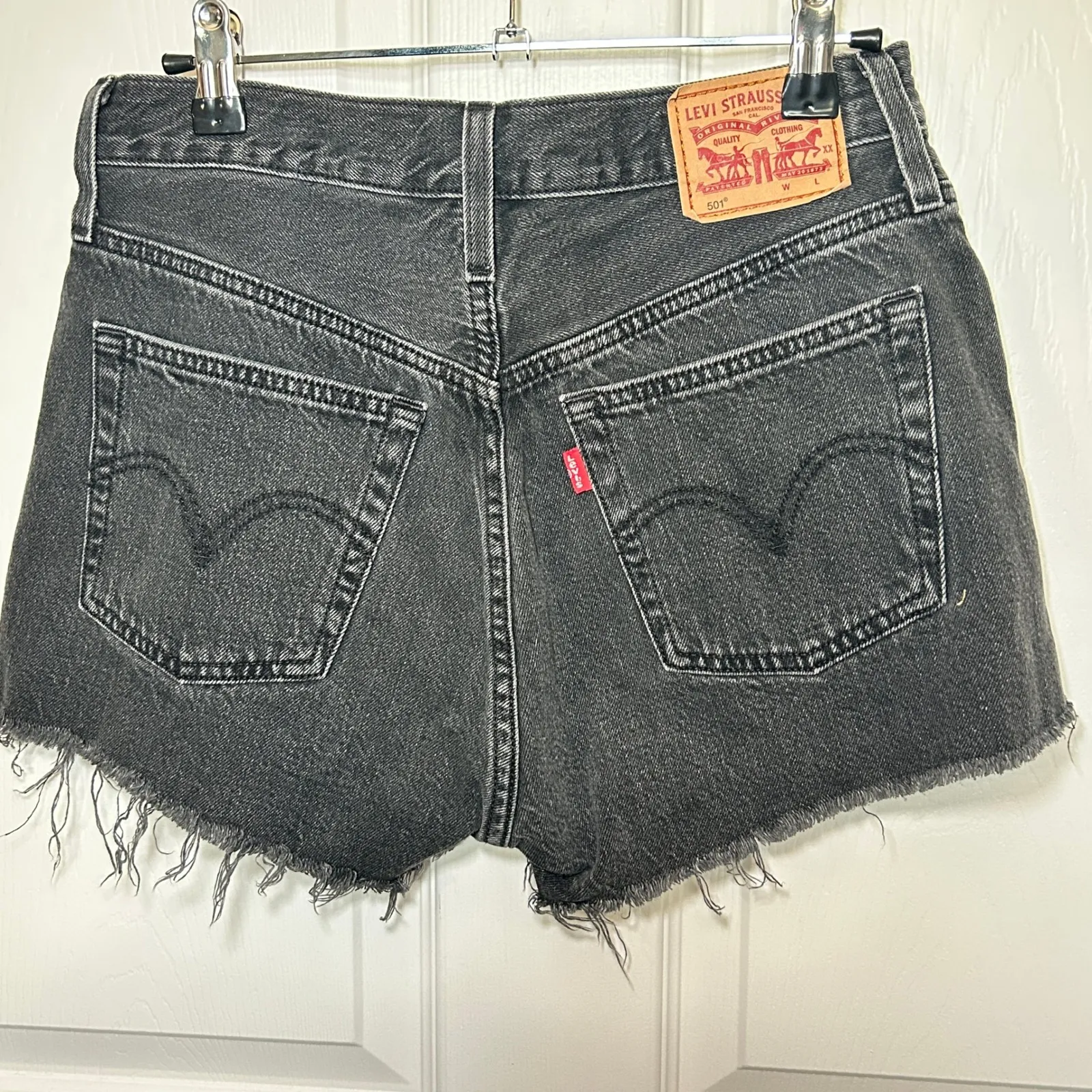 Levi's 501 Black Denim Shorts Women's Size 27 Frayed Hem Button Fly‎ 56327-0112 - Image 3