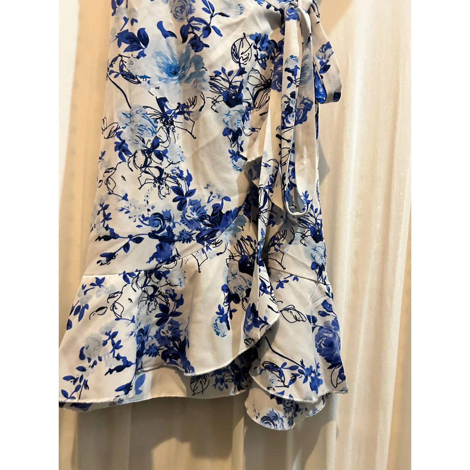 Shein Floral Wrap Dress Women's White Blue Short Sleeve Ruffle Hem Summer‎ - Image 4