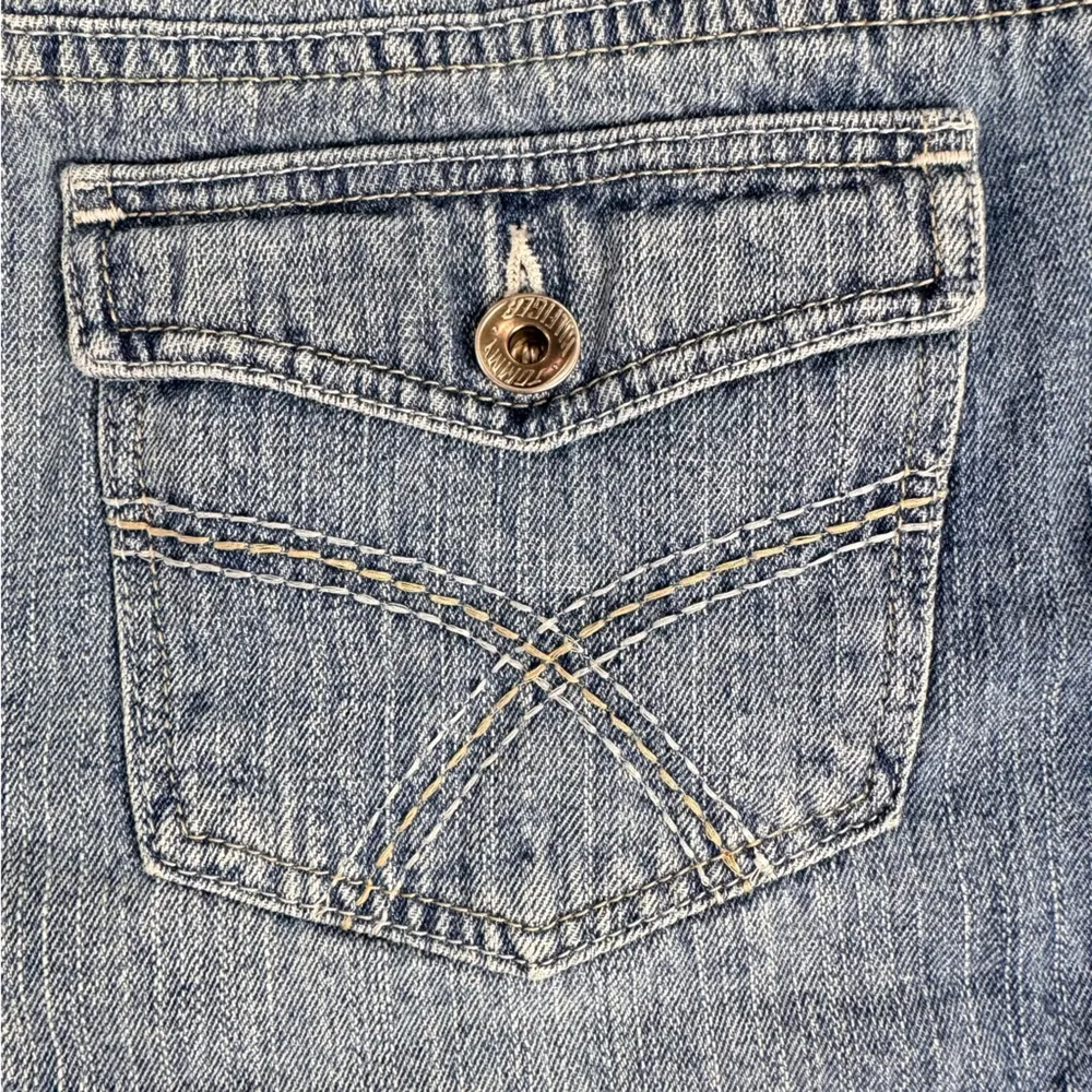 Tommy Hilfiger Medium Wash Denim Shorts Snap Flap Back Pockets Size 12 - Image 5