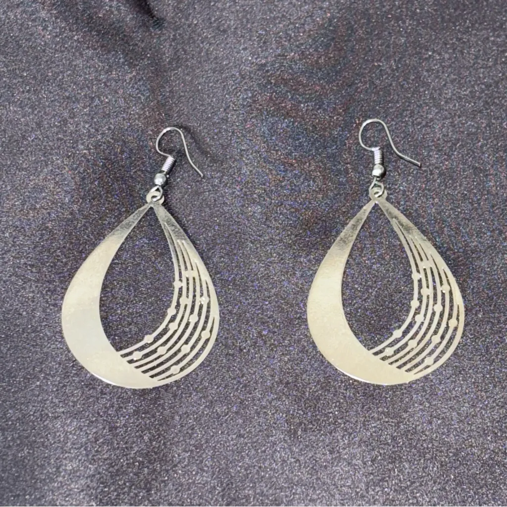 Elegant Gold Teardrop Earrings Silver - Image 3