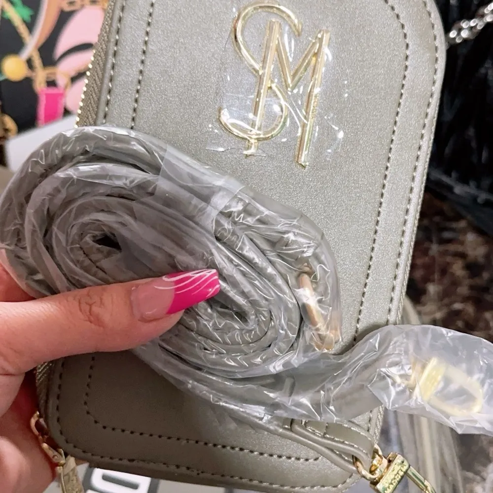 4 pc Steve Madden Gold Bag Set - Image 5