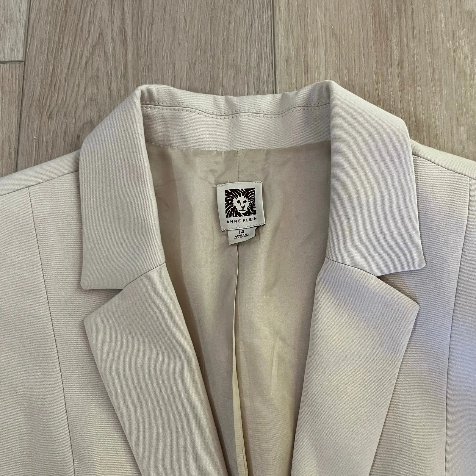 Ann Klein Women’s Tan 2 Button Blazer Sz 14 - Image 3