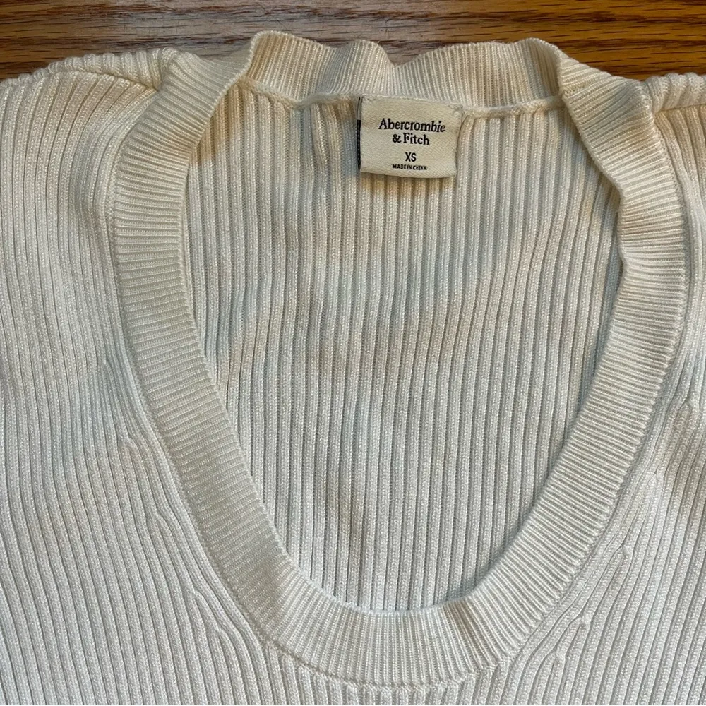 Abercrombie & Fitch ivory long sleeve ribbed bodysuit size large - Image 2