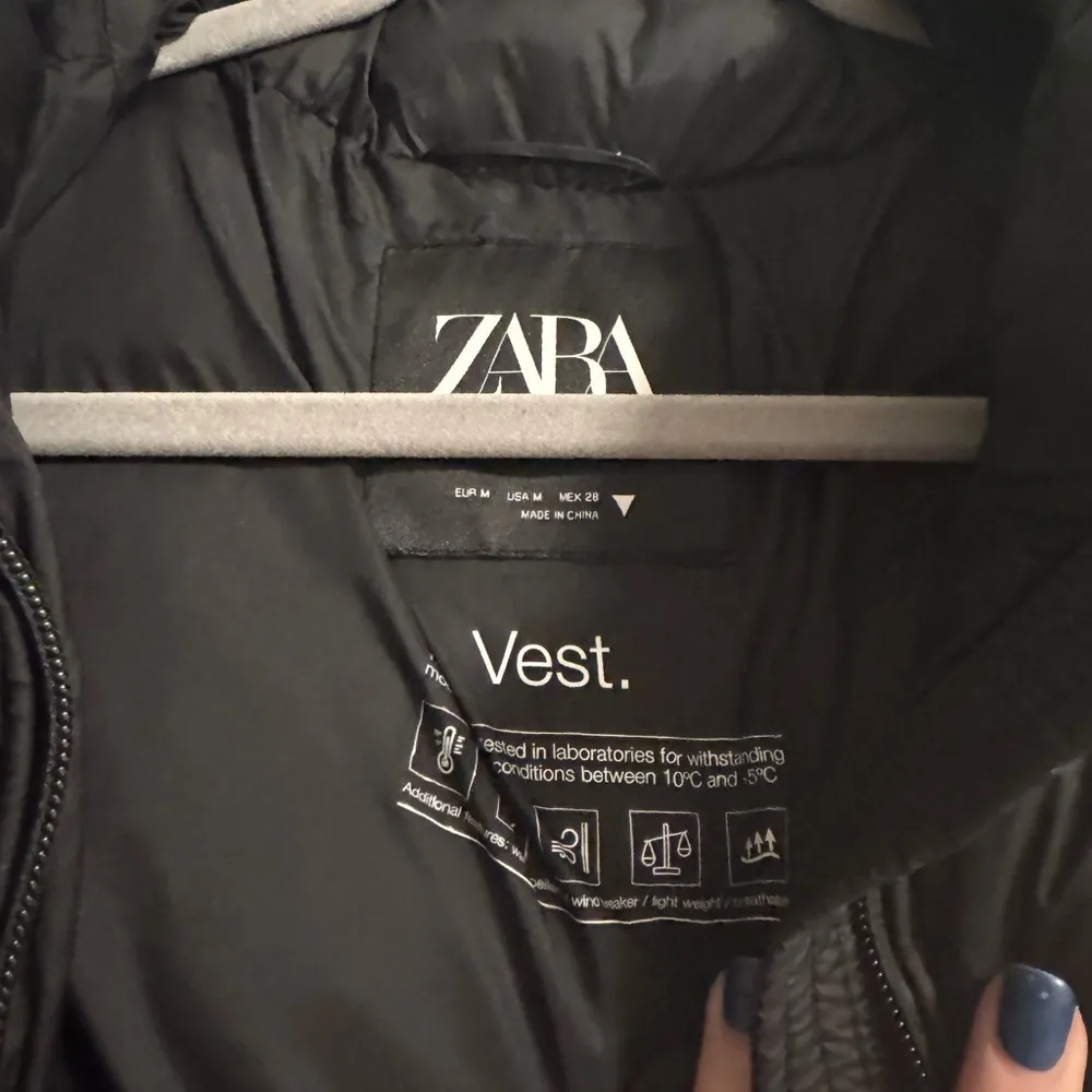 Zara Cropped Puffer Vest in Black - Image 3