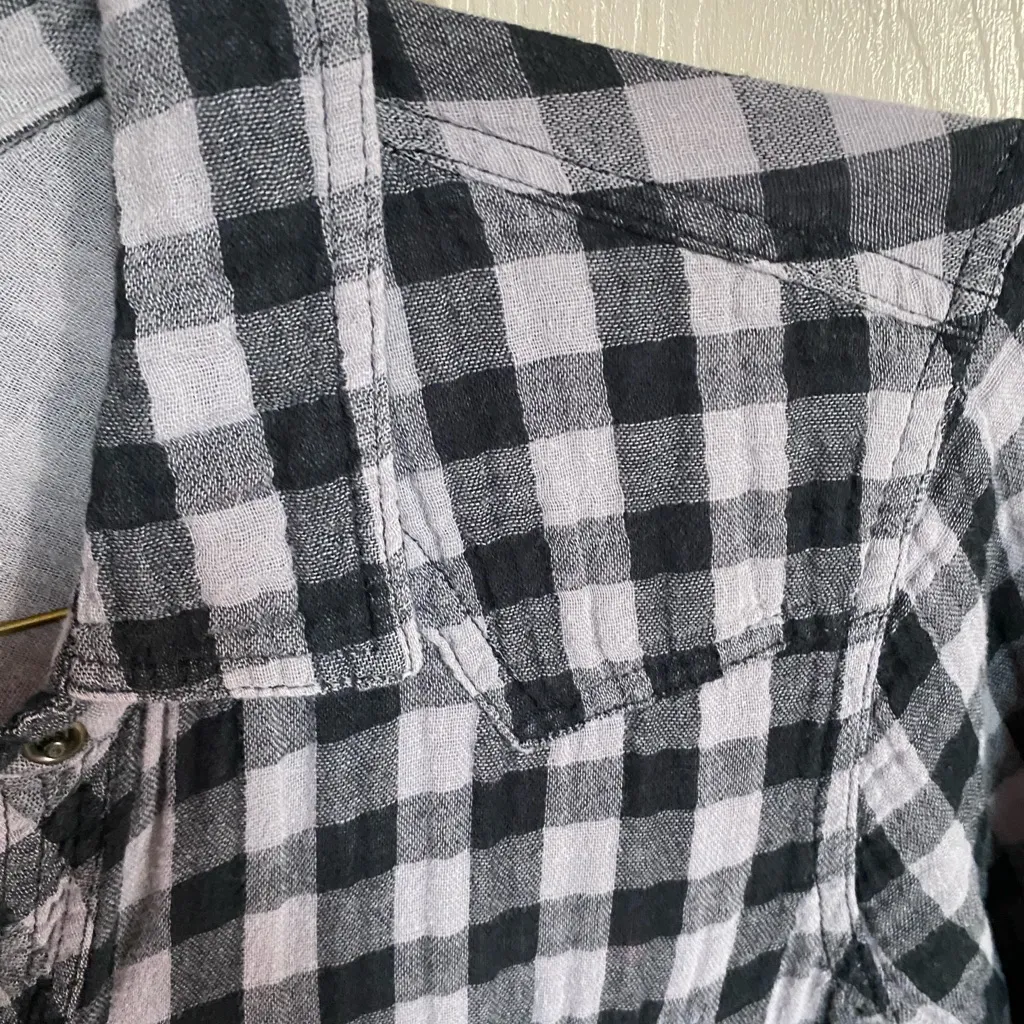 Old Navy Black and Gray Checkered Shirt - Image 5