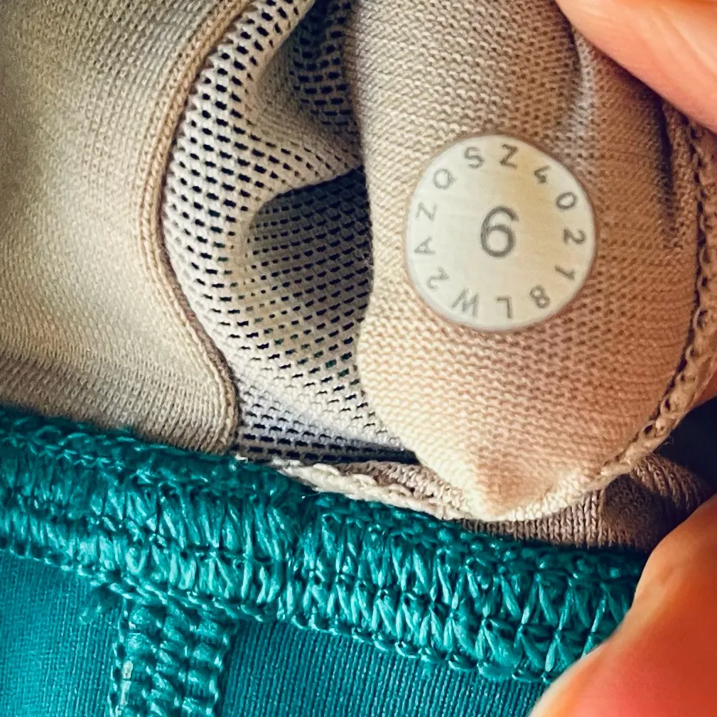 Lululemon Energy Bra Medium Support, B–D Cups Hawaiian Turquoise size 6 - Image 4