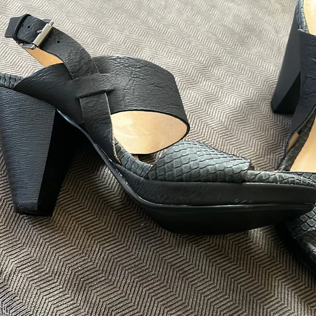 Snake print heels - Image 5