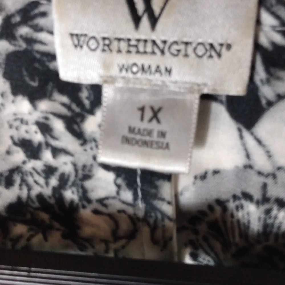 Worthington 1X Black White Floral Bubble Hem Top Plus - Image 2