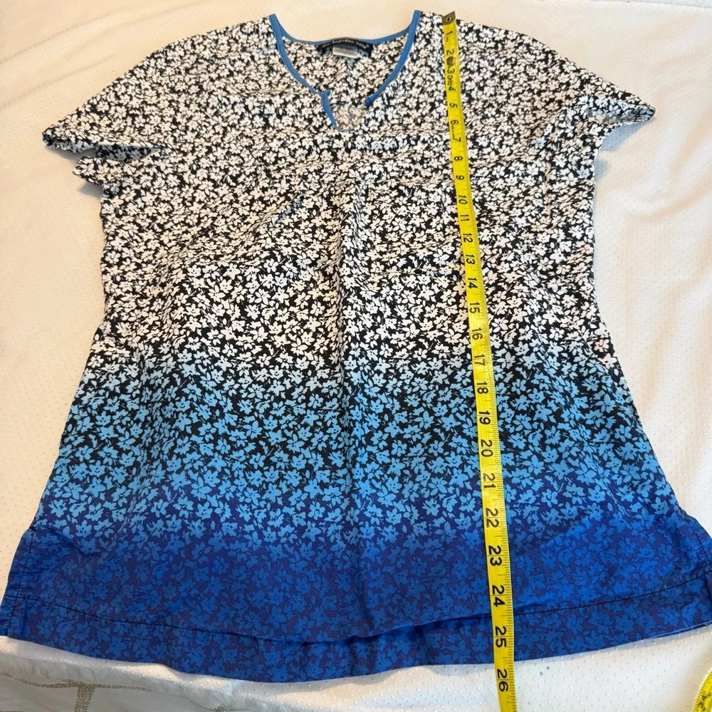Medical Nurse Scrub Top Ombré Floral Women’s Size XS Cotton Blue Black Vet - Image 7