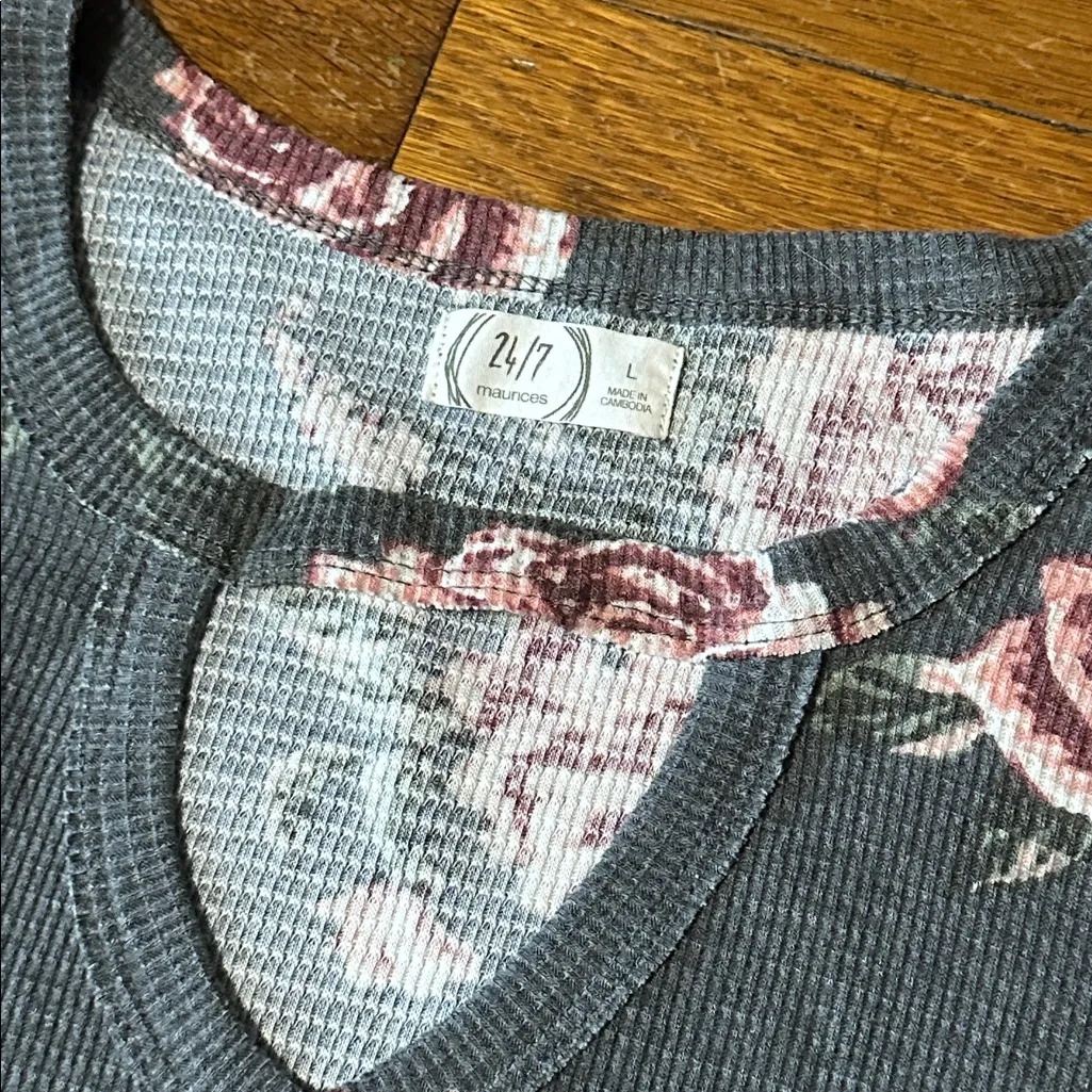 Maurices 24/7 Gray and Pink Floral Waffle Knit Top, Large - Image 2