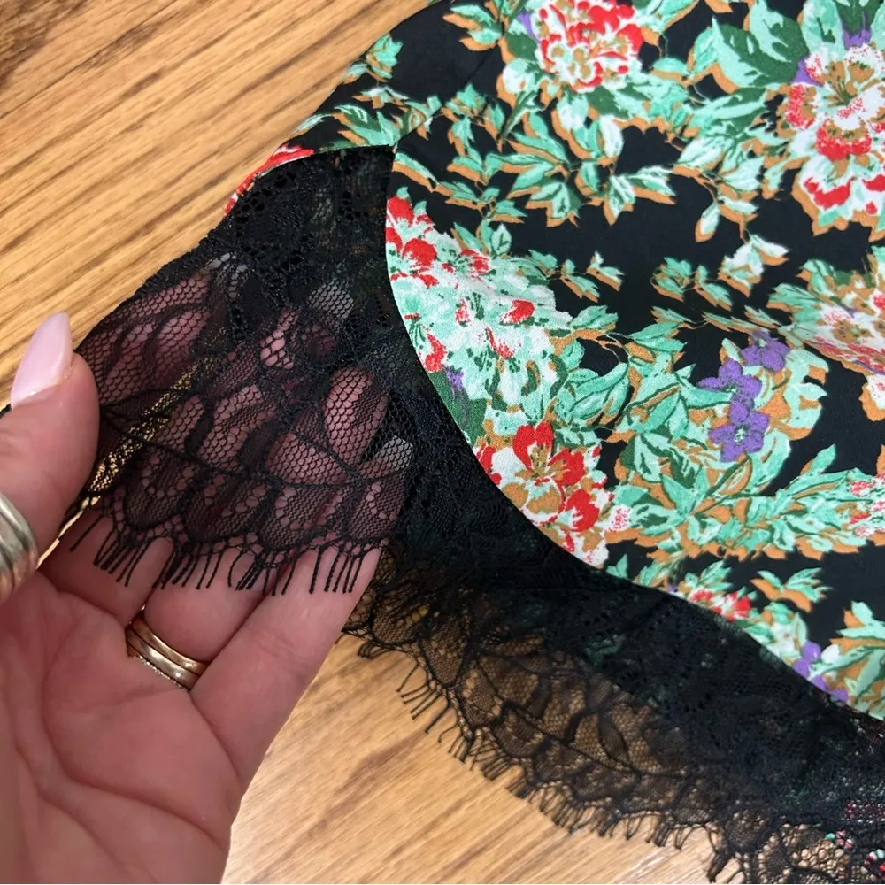 TOPSHOP | Floral Lace Trim Hem Shorts Size 4 - Image 8