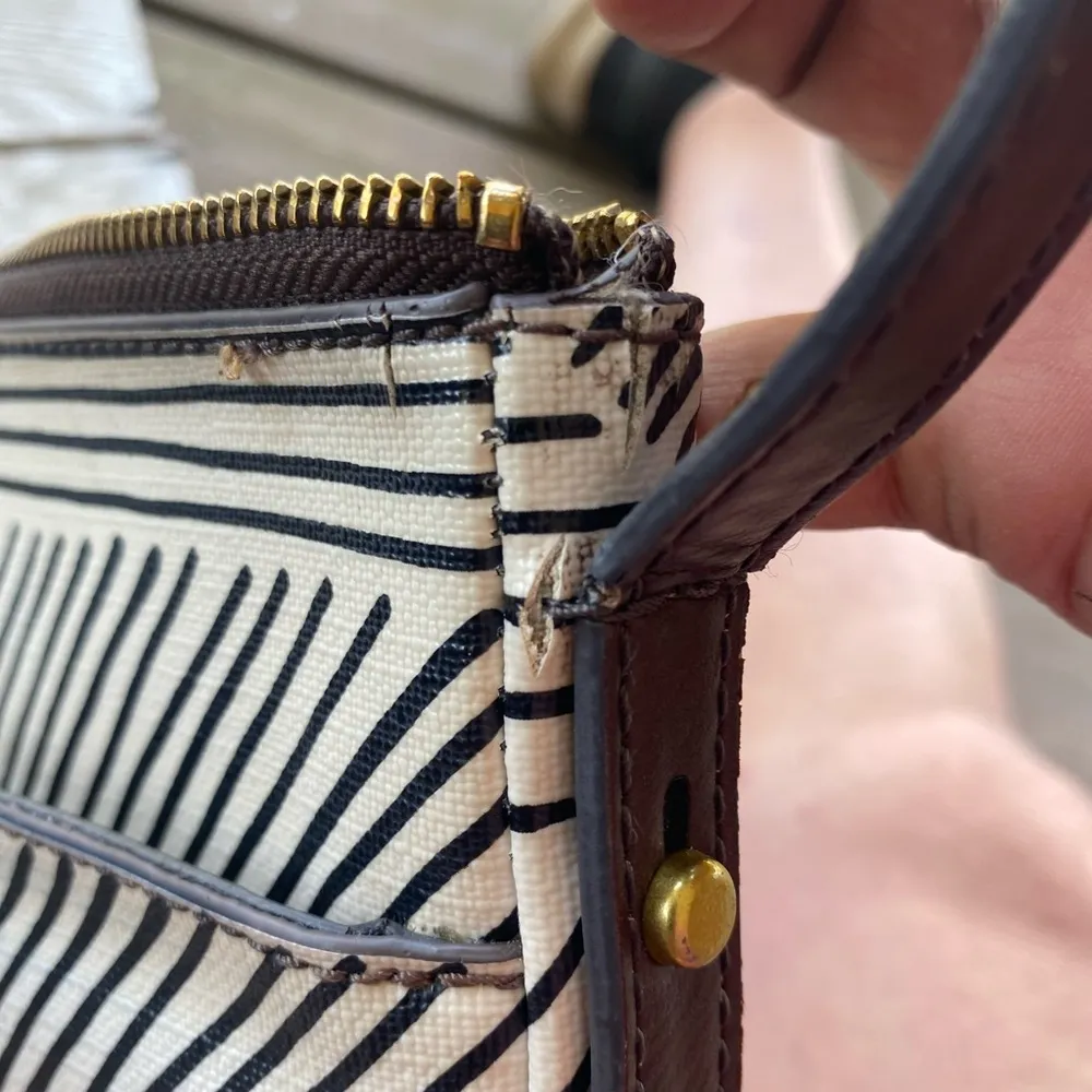 Fossil Crossbody - Image 7