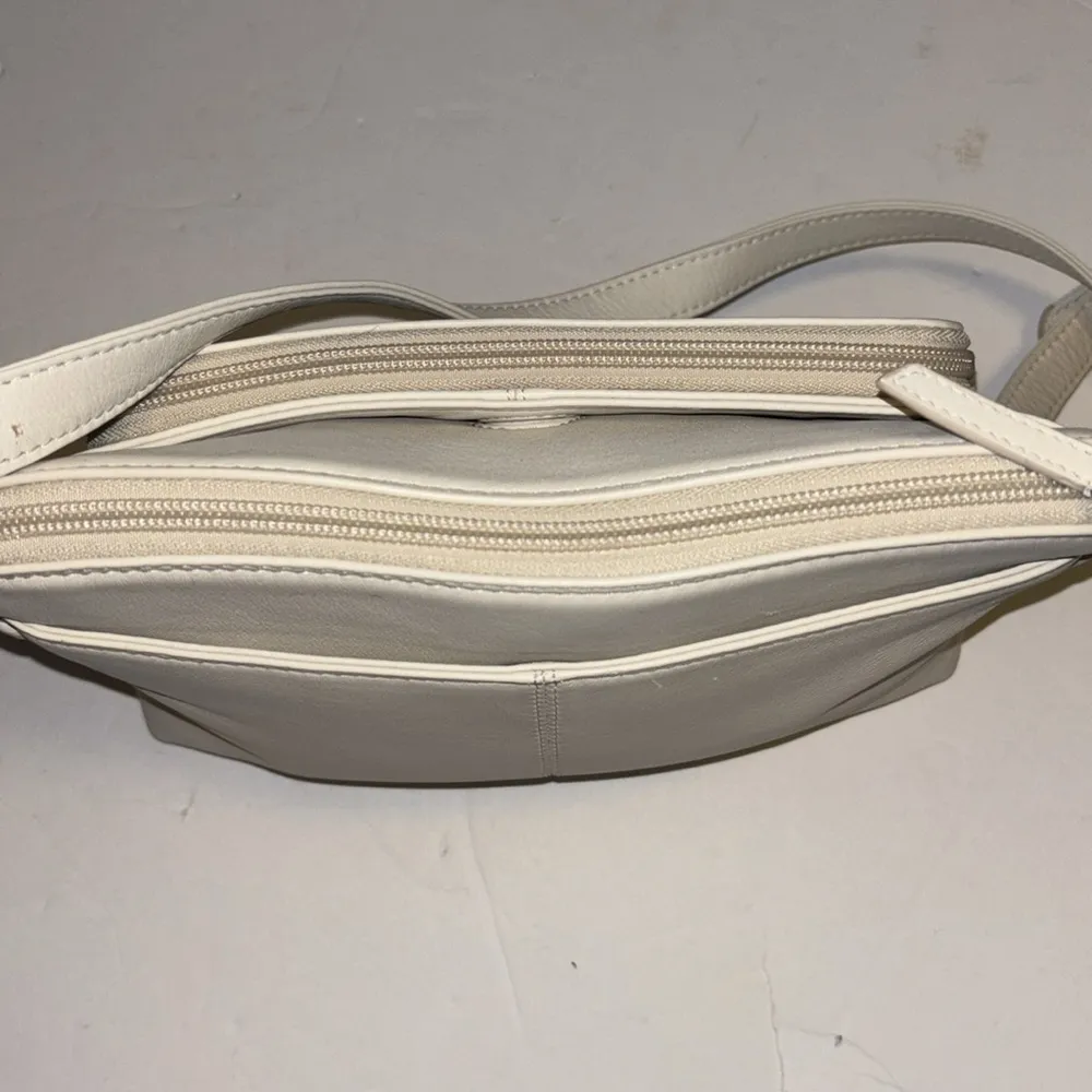 CREME COLOR LEATHER CROSSBODY WITH ADJUSTABLE STRAP
SILVER HARDWARE RFID Silver - Image 6