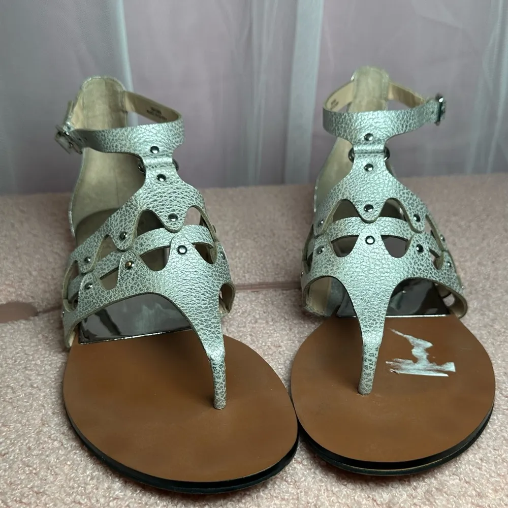 Silver Metallic Vince Camuto Women’s Arlanian Textured Flat Strappy Sandals 8M - Image 2