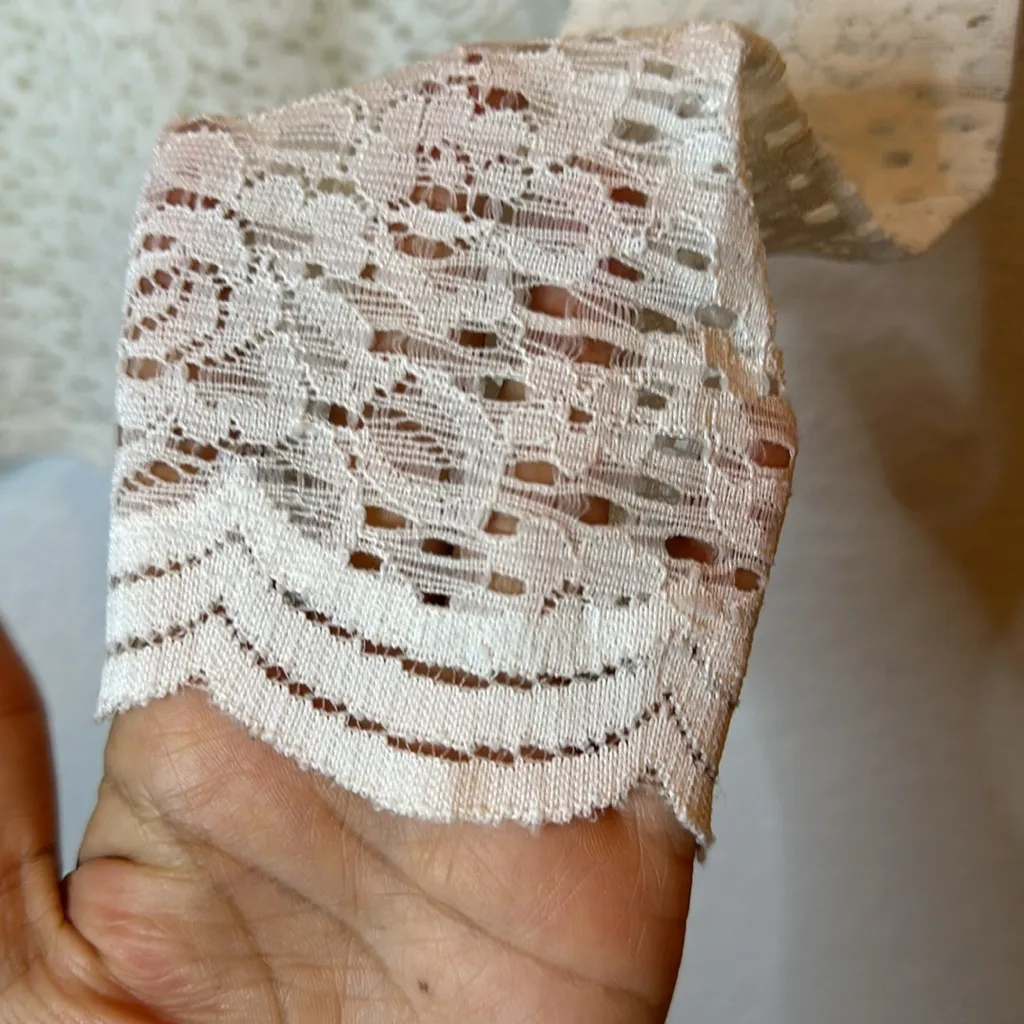 ARIZONA JEANS White Lace Ruffle Top - Image 3