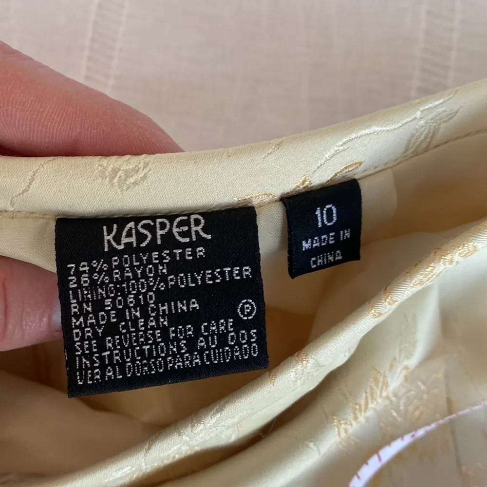 Kasper vintage jacket and skirt set in yellow/gold floral pattern with brooch. - Image 8