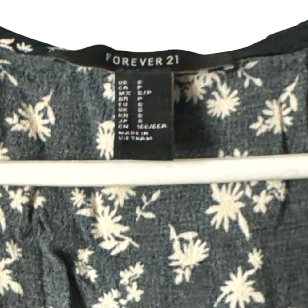 Forever 21 Women’s Black Floral Button Front  Short Sleeve Romper Sz S - Image 2