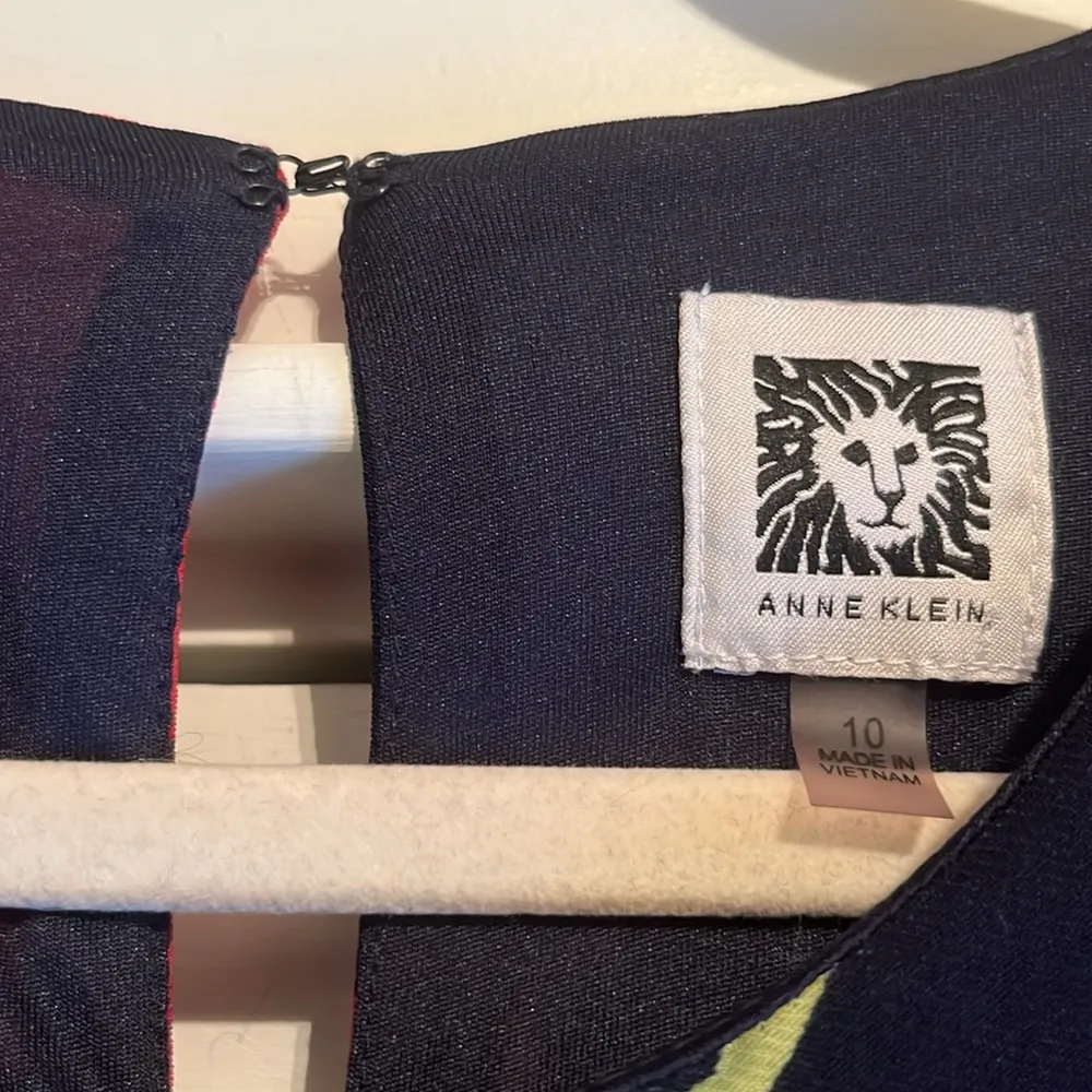 Anne Klein  | Navy & Red Floral Dress Size 10 Fully Lined Fraying Under Right Arm - Image 3