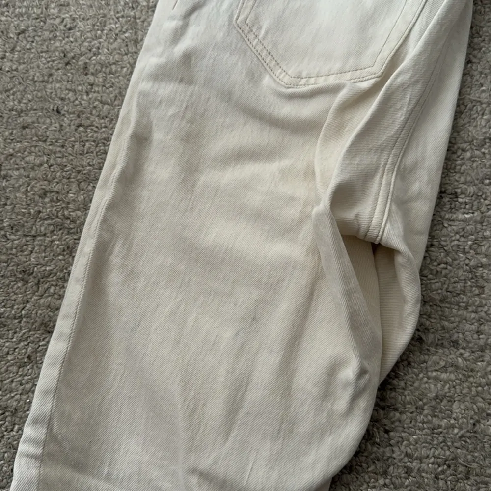 Abercrombie Curve Love Ultra High Rise 90s Straight Jean 25 short - Image 5