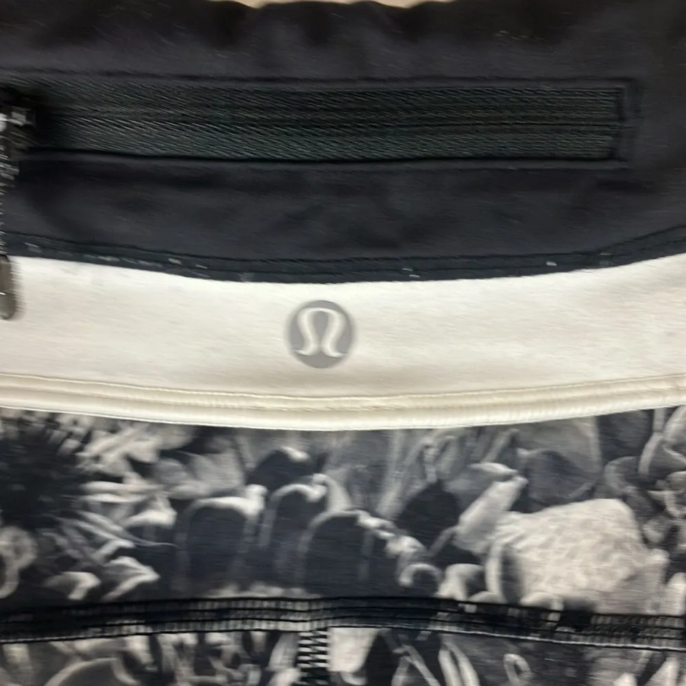 Lulu Lemon flowabunga floral cropped athletic leggings size 4 - Image 6