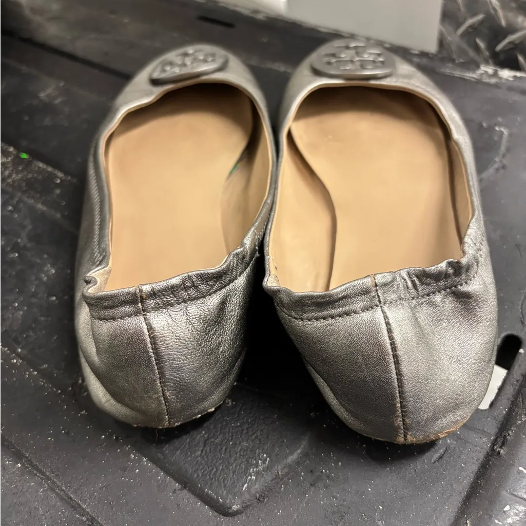 Tory Burch silver flats size 8 logo and slip on - Image 12