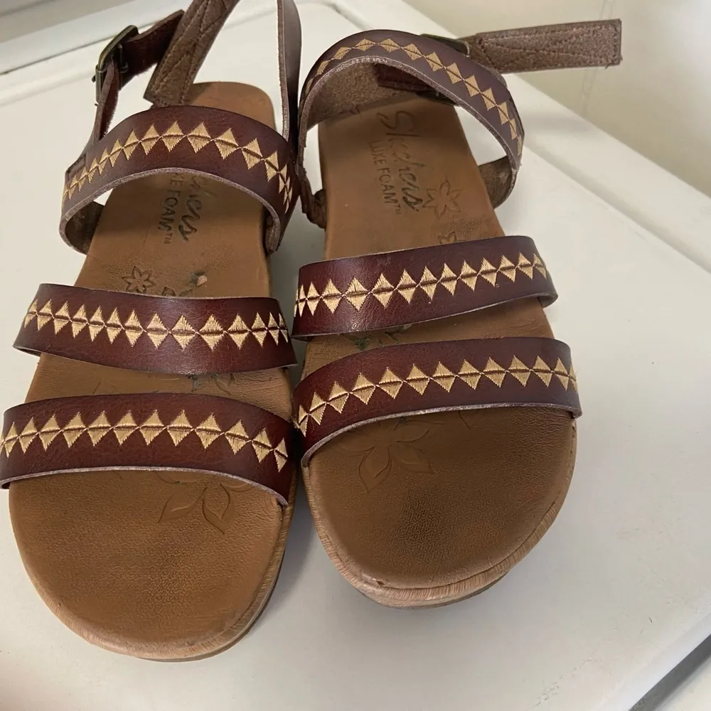 Sketchers, Size 8 brown and cream, Becca, sandals, with diamond Design - Image 6
