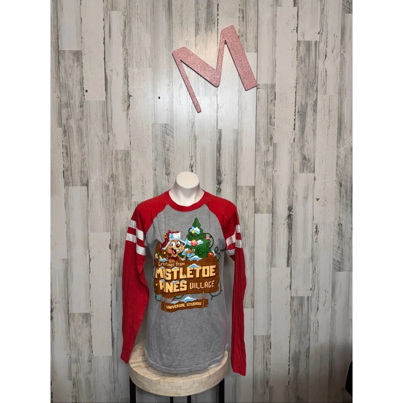 Universal Studios Mistletoe Pines Village Christmas Raglan Tee – Size Medium Gray - Image 4