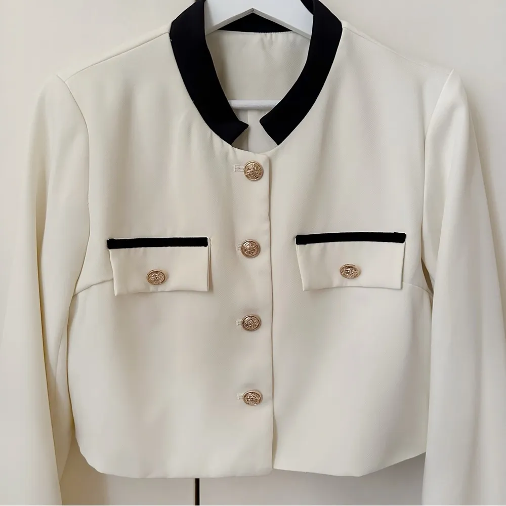 DAZY Cream Contrast Trim Gold Button Cropped Jacket - Image 4