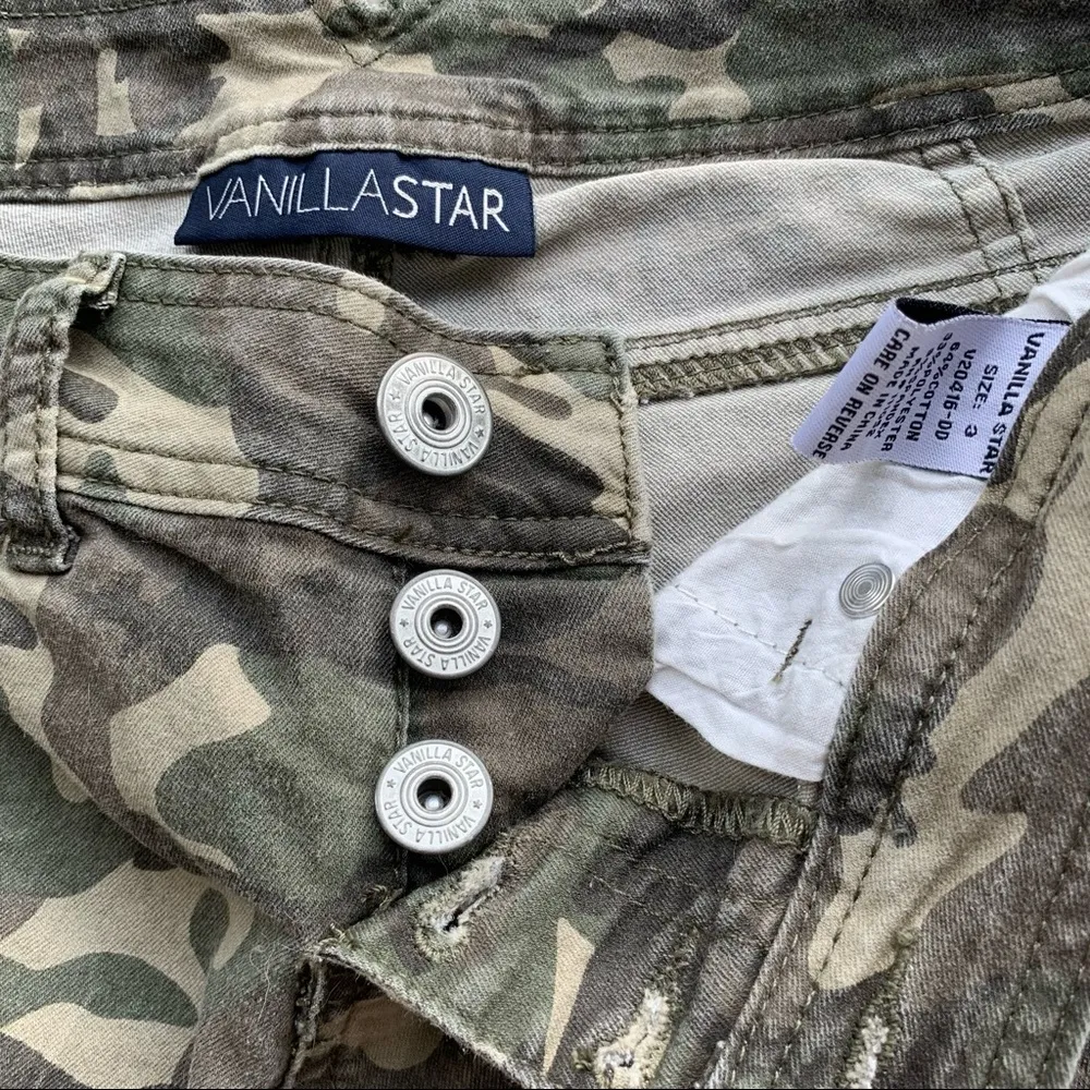 Vanilla Star Cargo Cropped Pants in Green Camo - Size 3 - Image 5