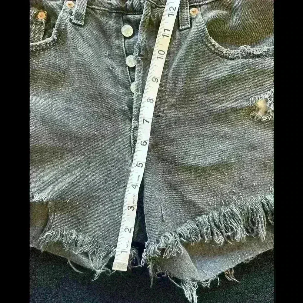 Levi’s 501 Distressed High-Waisted Black Denim Cutoff Shorts S26 90’s vintage - Image 3