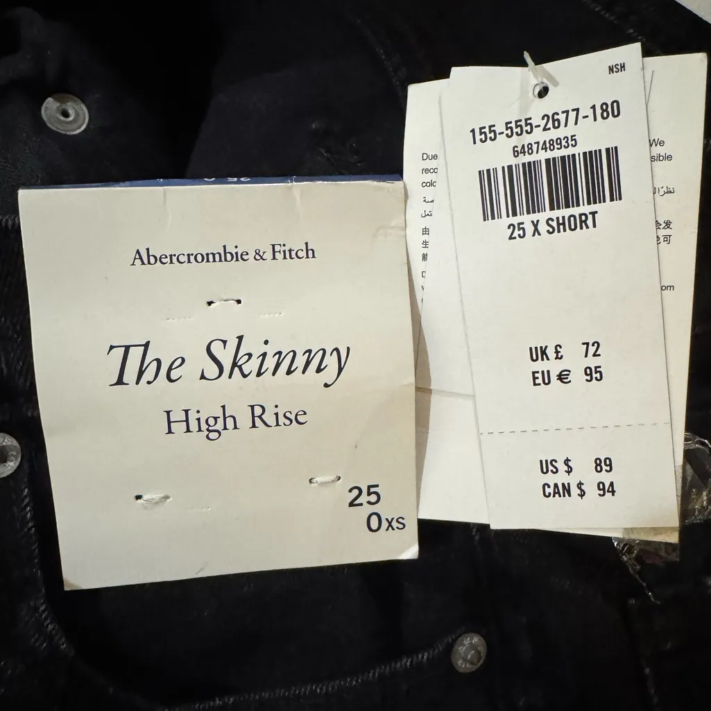 Abercrombie & Fitch The Skinny High Rise Split Hem -
Faded Black 25/0 Short - Image 8