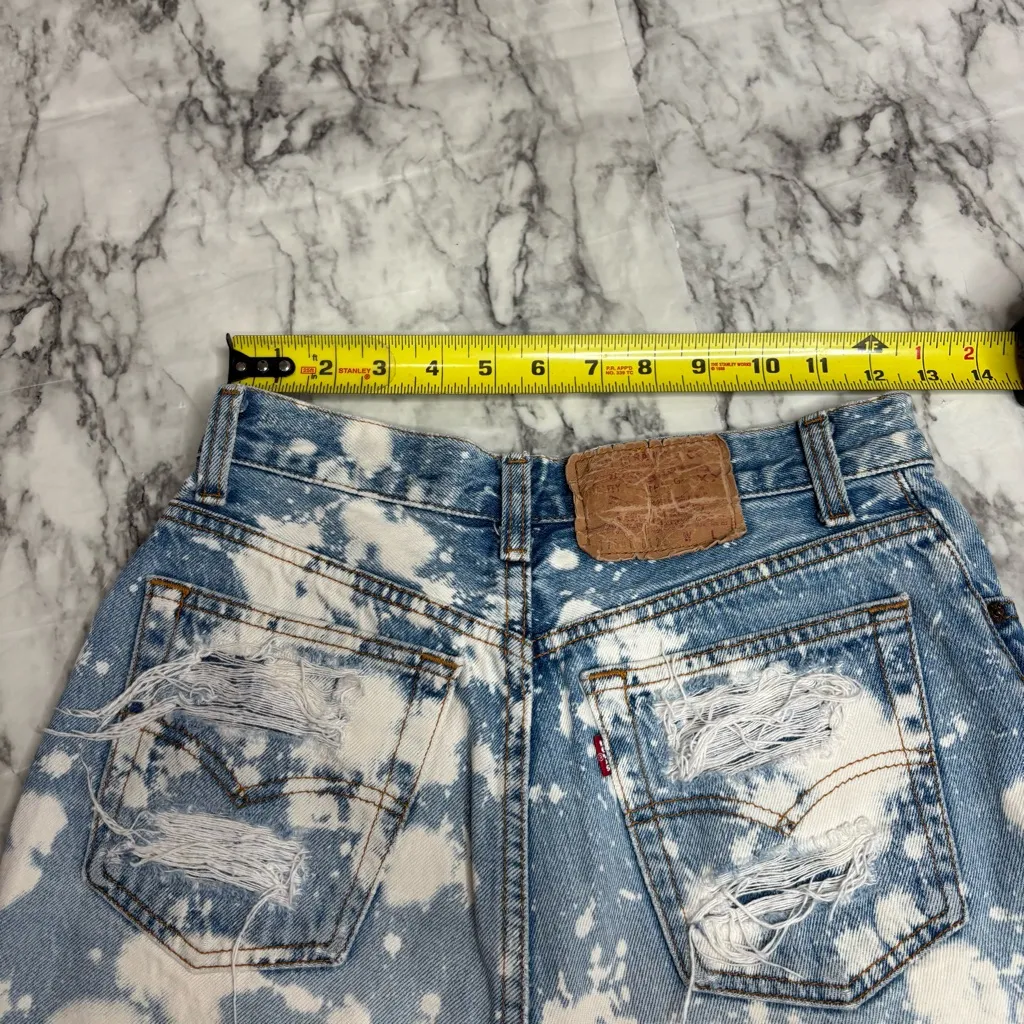 Levi’s distressed bleached high rise denim jean shorts button fly Y2K 90s small - Image 5