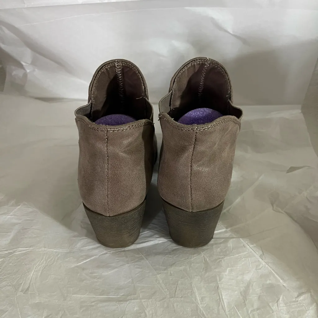 O’NEILL‎ 7 ANKLE SLIP ON BOOTS FAUX SUEDE TAUPE COLOR WELL LOVED - Image 4