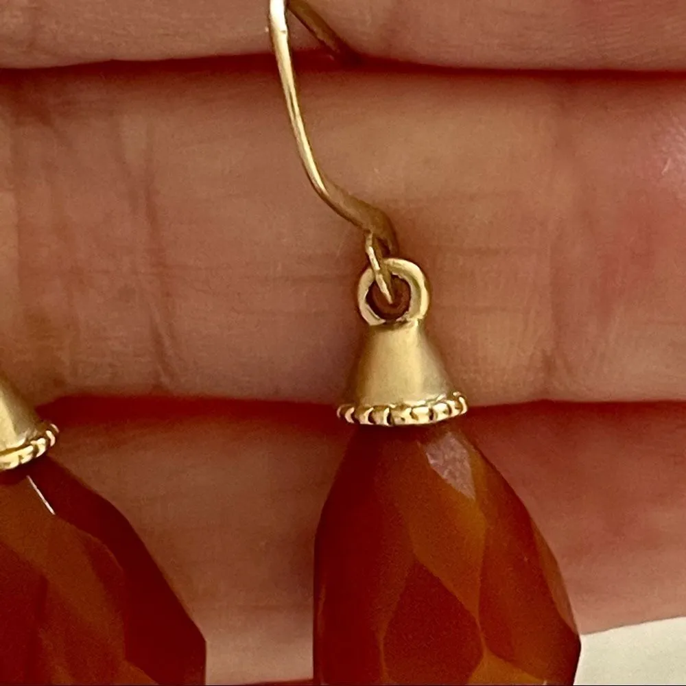 Small gold tone carnelian dangle earrings - Image 9