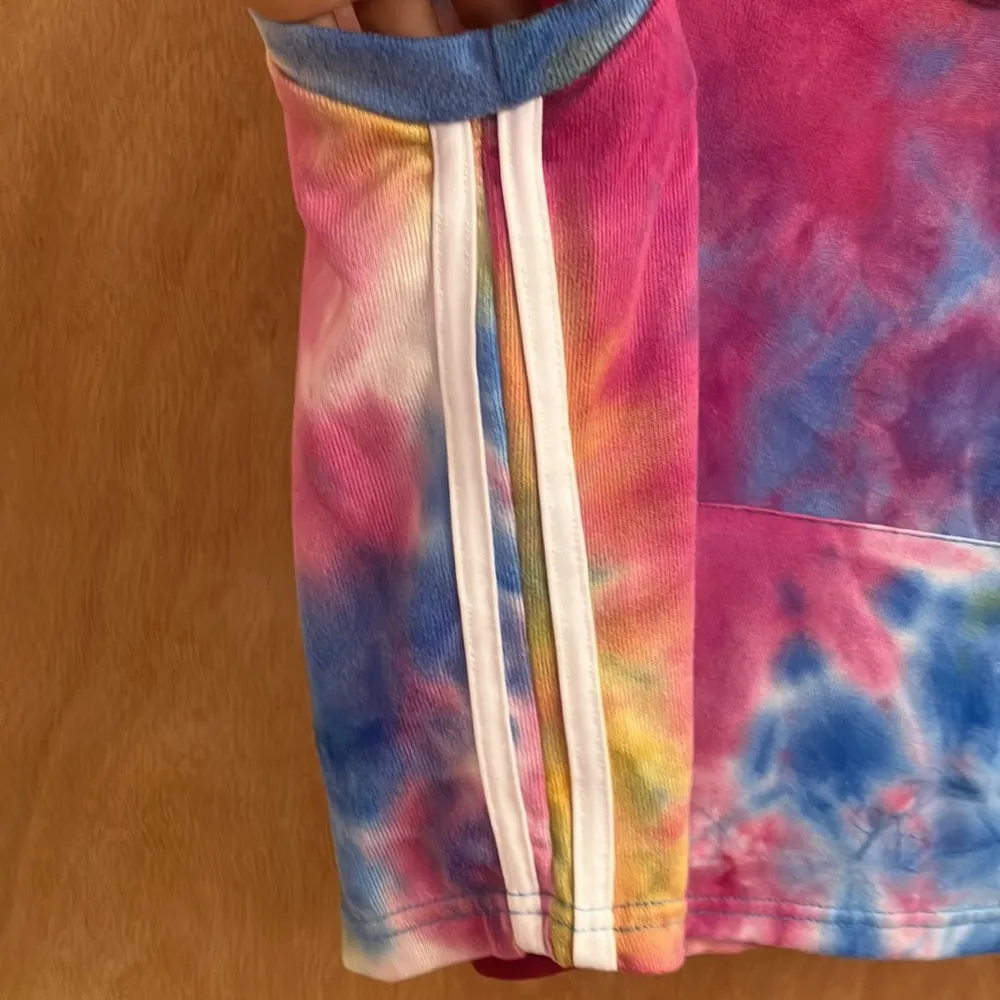 Tye dye short sleeve cropped hoodie top woman’s size large - Image 5