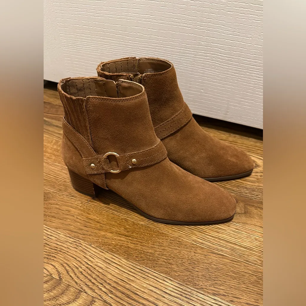 Essex Lane Women's Tan boots size 7.5w - Image 4