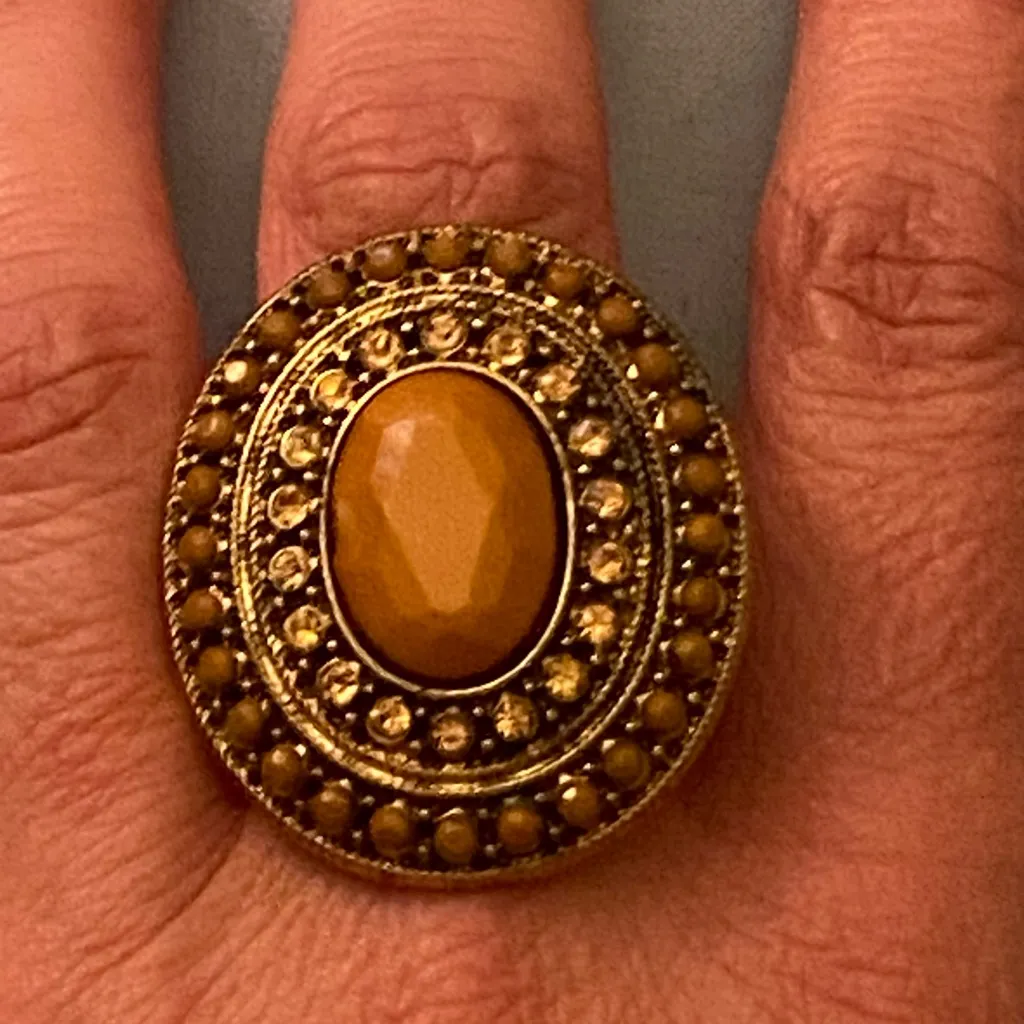 Vintage Womens Elastic Back Cocktail Ring Brown Stone Gold Tone 1.5” Oval - Image 2