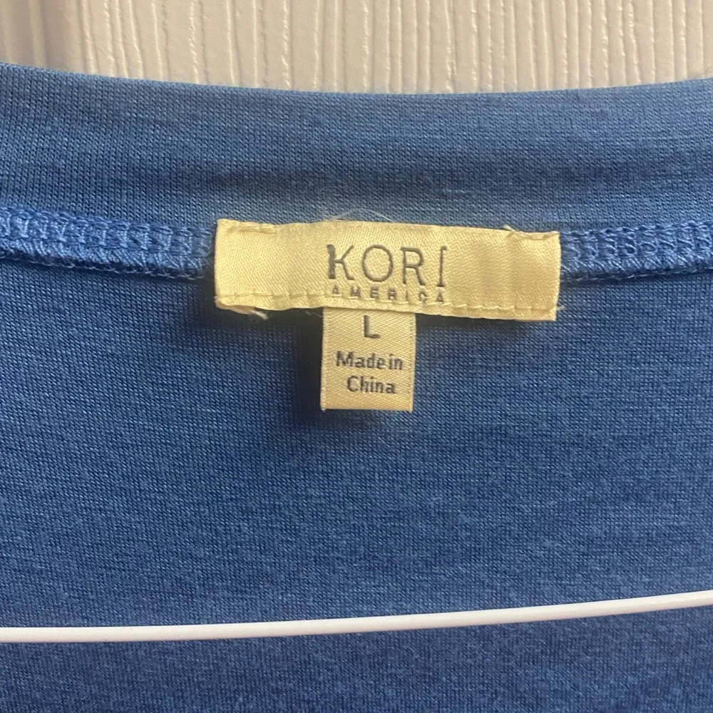 Kori America Boutique Ruffle/Peplum Top W/ Embroidered/Lace Shoulders Size Large - Image 2