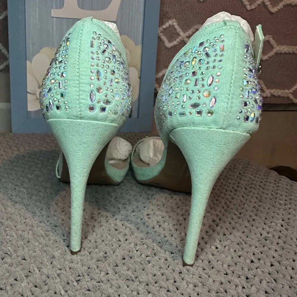 NEW in box Chinese Laundry Teal Gemstone High Heels - Image 5