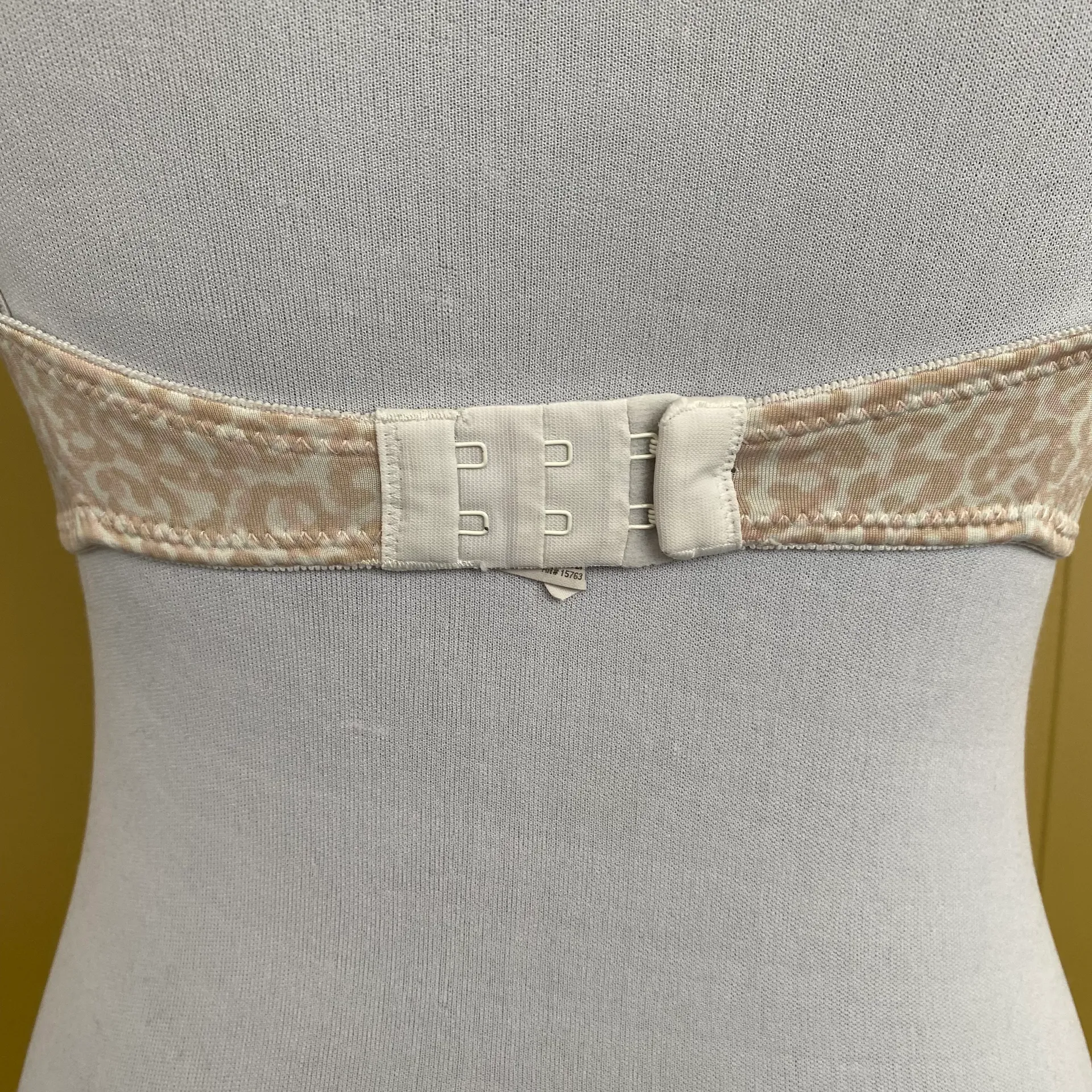 Maidenform women 34C adjustable strap padded underwire 2 back hook Beige leopard print push up bra - Image 4