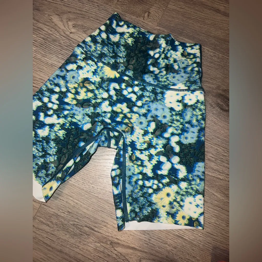 Offline By Aerie Trippy Retro High Waist Biker Shorts XS Blue - Image 4