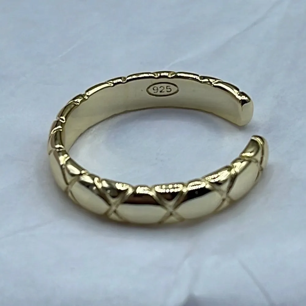 14K plated sterling silver size 8 simple X pattern ring. Gold - Image 2