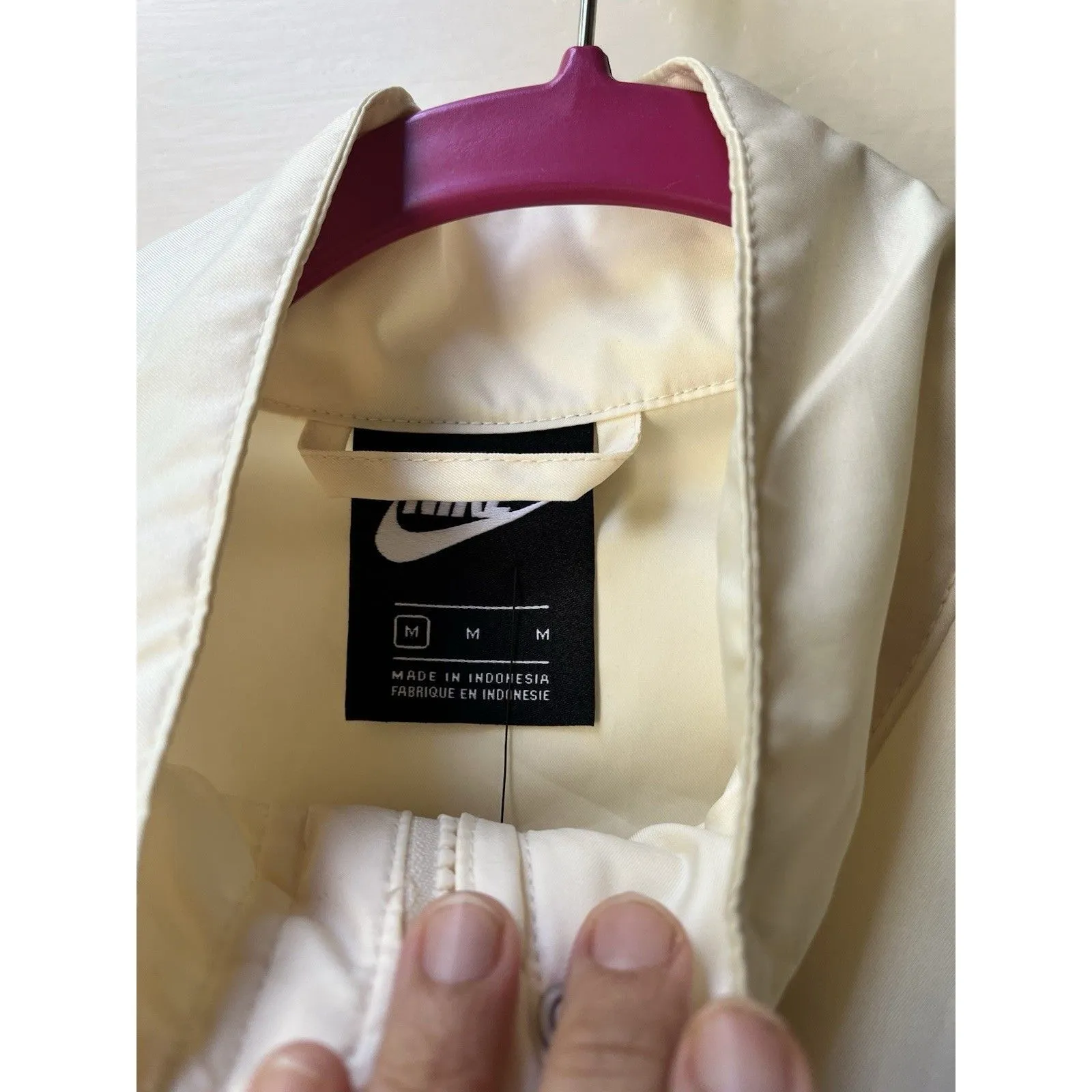 Nike Womens Windbreaker Jacket M Ivory Hiking Waterproof Outdoors Trail Gorepore - Image 4