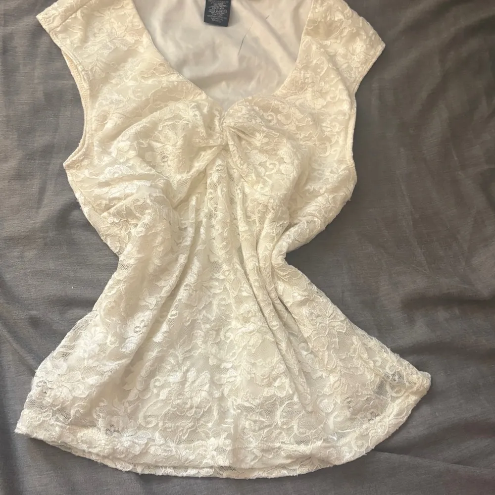 Elegant Cream Lace Sleeveless Top - Image 6
