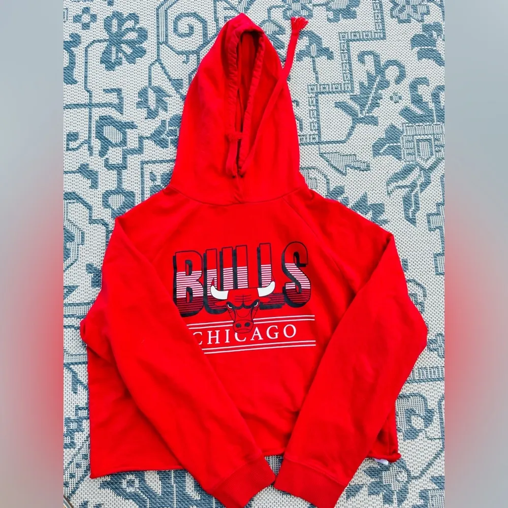 Vintage Chicago Bulls Cropped Hoodie Women's Size XL Red NBA Basketball - Image 2